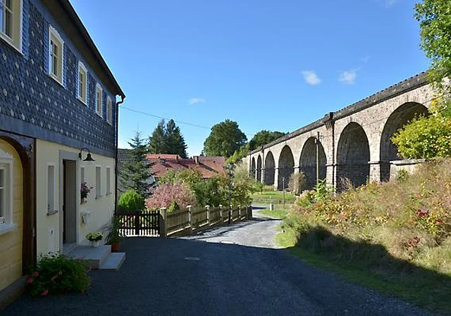 Dammweg, Blick zum Eisenbahnviadukt