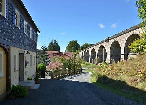 Dammweg, Blick zum Eisenbahnviadukt 
