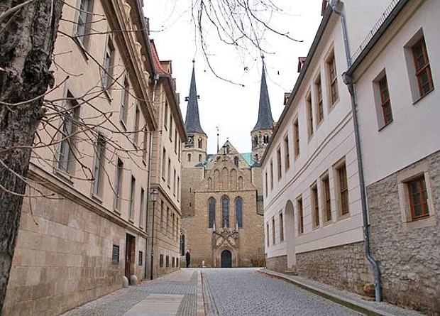 Domstraße mit Blick auf Westfassade des Doms 