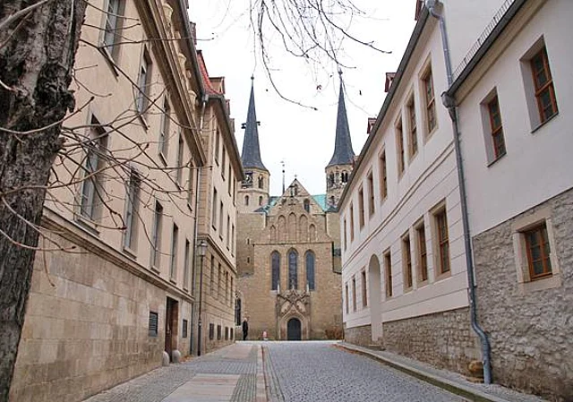 Domstraße mit Blick auf Westfassade des Doms