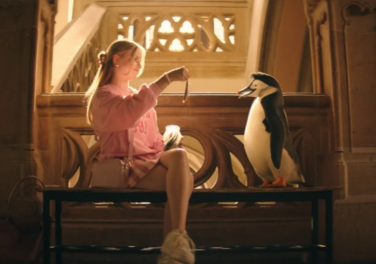 Helene (Emilia Pieske) und Pinguin Juri im Rathaus Erfurt