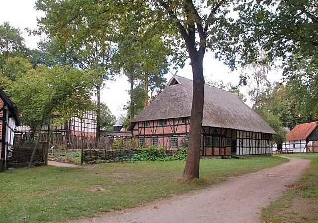 Hof Winkelstedt: Speicher, Garten, Hallenhaus
