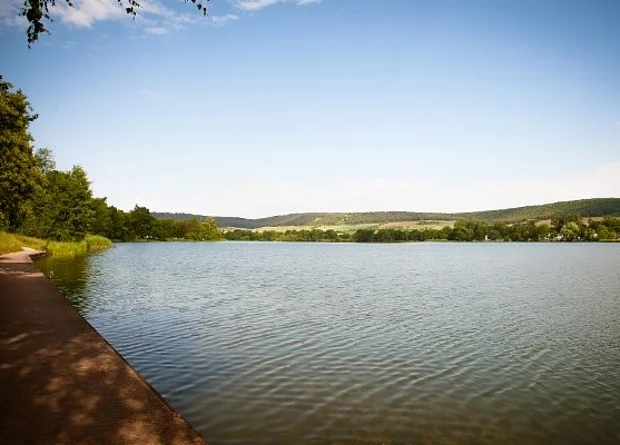 Blick von der Hanslbar auf den Stausee Hohenfelden 