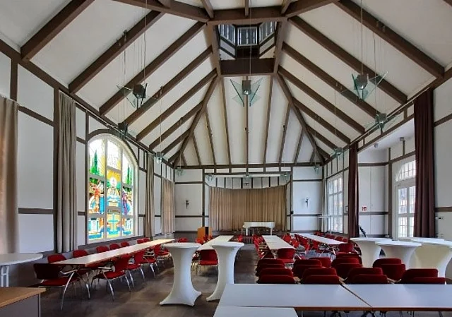 Trinkhalle Blick Richtung Bühne