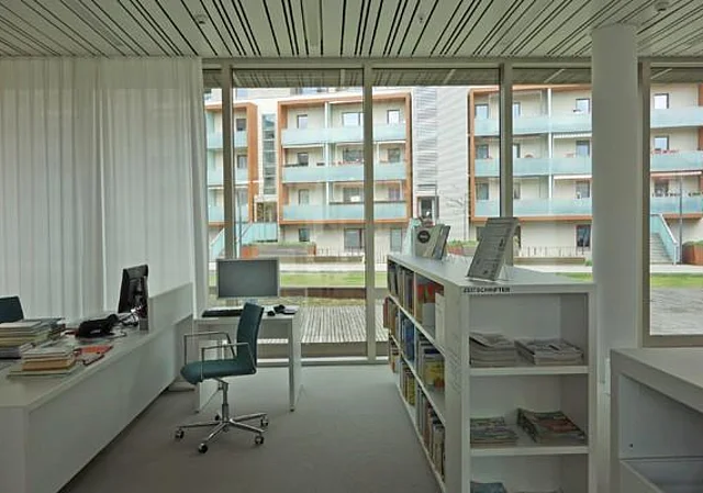 Bibliothek mit Blick zur Wohnanlage