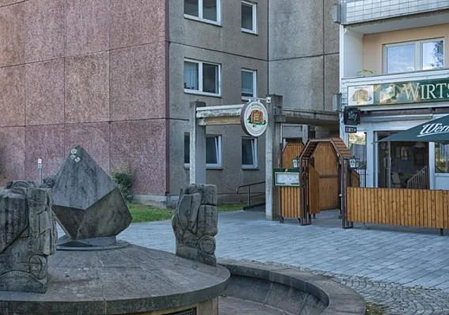 Brunnen mit Blick zum Hochhausgruppe am Falkeplatz