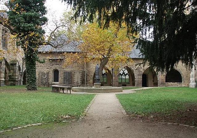 Kreuzhof mit Wort-Gottes-Kapelle nach Westen