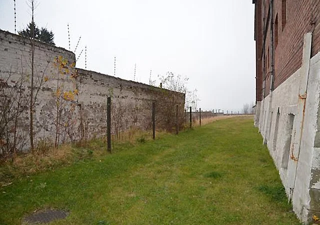 Gefängnismauer vor dem Südflügel