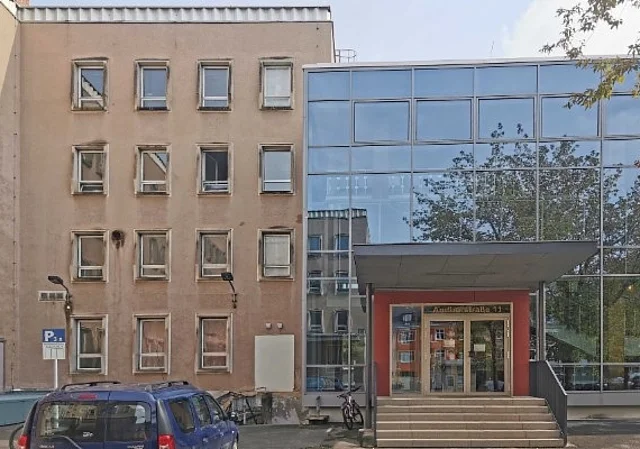 Hintereingang / Hof / Parkplatz