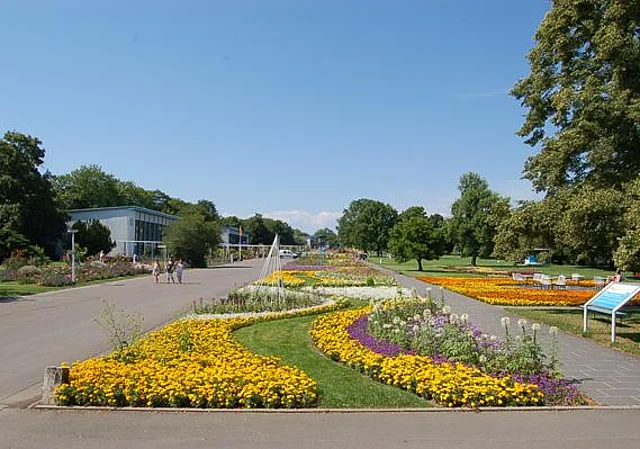 Großes Blumenbeet