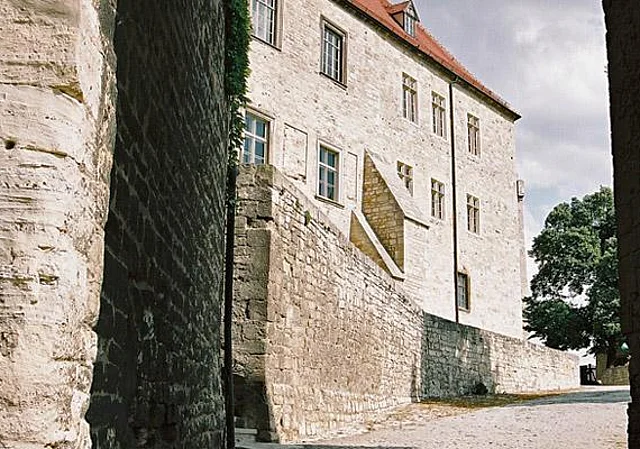 Blick aus dem Tordurchgang zum südlichen Burghof nach Osten