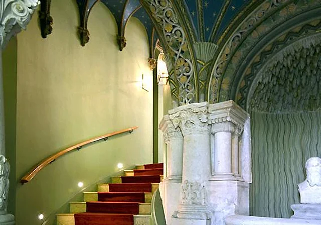 Treppenaufgang zur Halle, EG