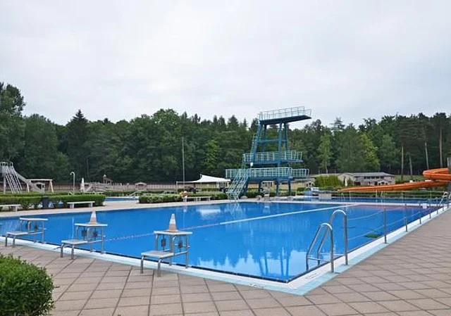 Blick zum 10m-Sprungturm