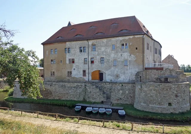 Westseite mit Bootsanleger