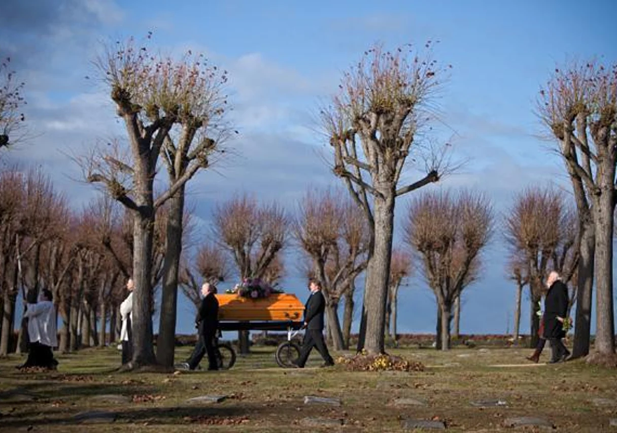 Anna Stieblich und Martin Lüttge (1.+2.v.r.) auf dem Friedhof Herrnhut