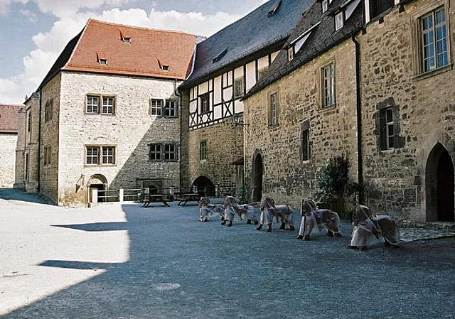 Kernburg: südlicher Galerieflügel, Löwentorhaus und Kapelle nach Osten