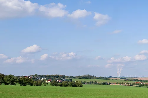 Schmölln - Blick über die hügelige Landschaft auf die Kühltürme des großen Kohlekraftwerks in Lippendorf Schmölln - Blick über die hügelige Landschaft auf die Kühltürme des großen Kohlekraftwerks in Lippendorf