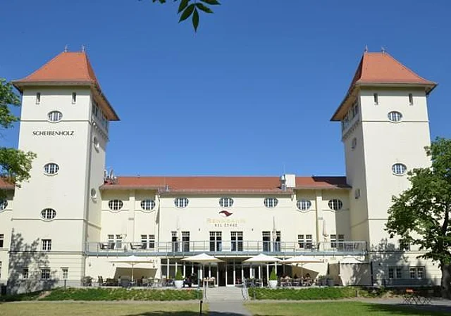 große Tribüne, Blick vom Elsterflutbecken