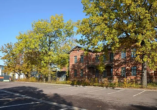 Rückseite Haus 2 und Parkplatz, Südwest