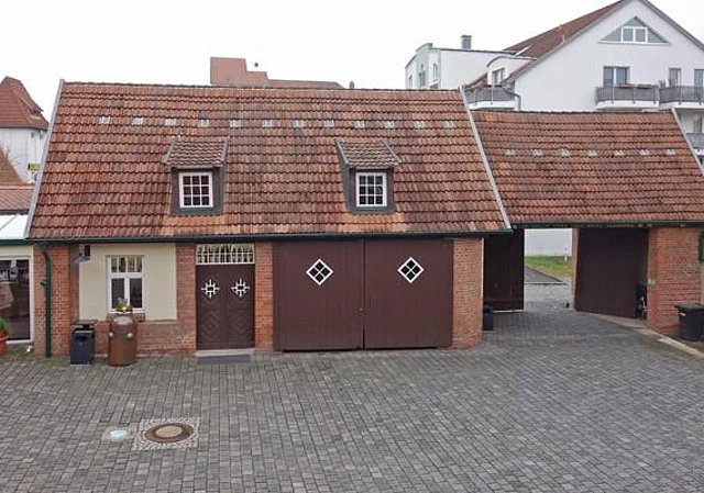 Hof Südseite mit Haupteingang