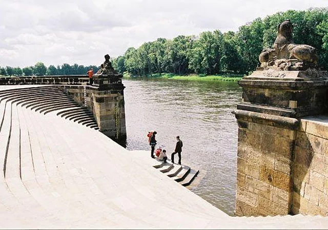 Wasserpalais, Freitreppe zur Elbe, Südwestseite