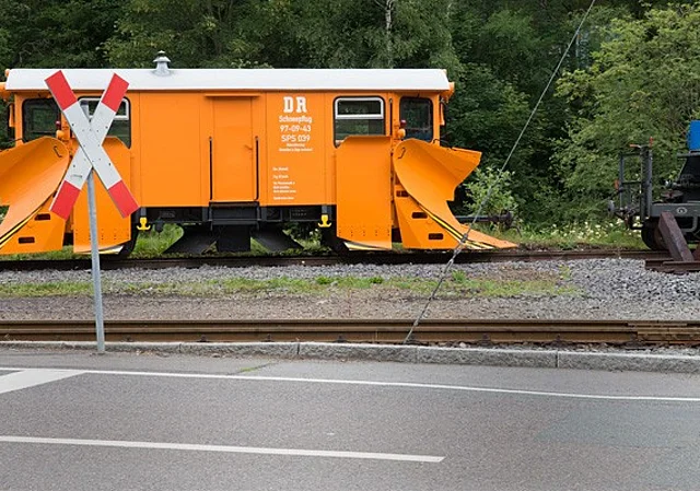 Schneepflug auf einem Gleis in Schmalzgrube