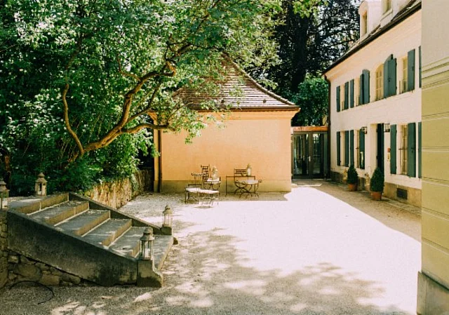 Treppe zum Park und Restauranteingang
