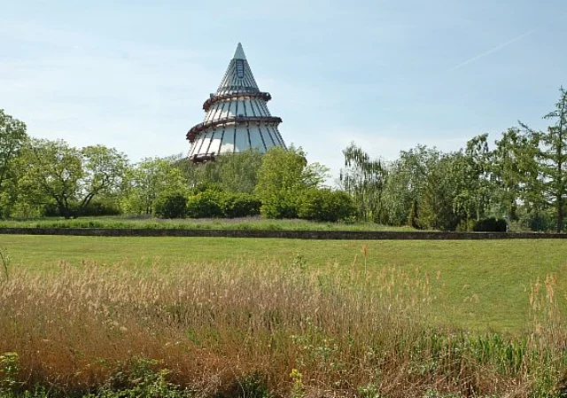 Jahrtausendturm, Osten
