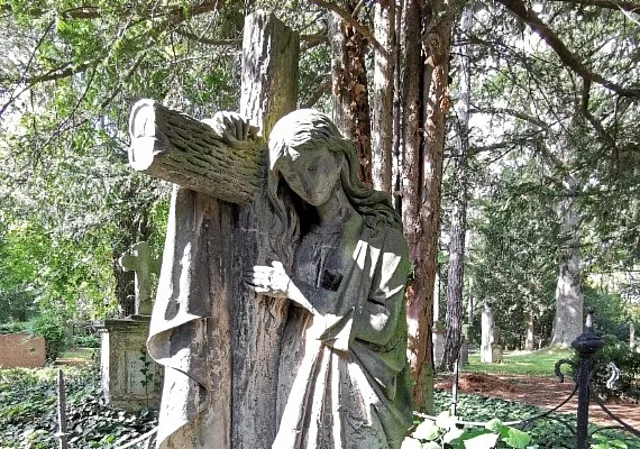 Städtischer Friedhof Altenburg Grabstatue Trauernde Frau