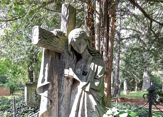 Städtischer Friedhof Altenburg Grabstatue Trauernde Frau 