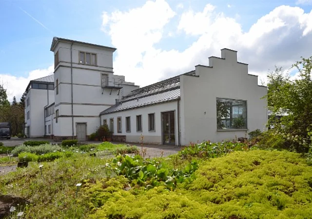 Hauptgebäude mit Sukkulentenhaus