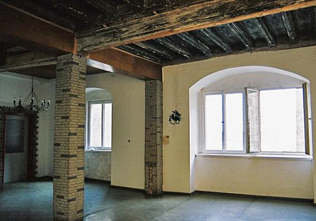 Aufenthaltsraum mit historischer Holzdecke