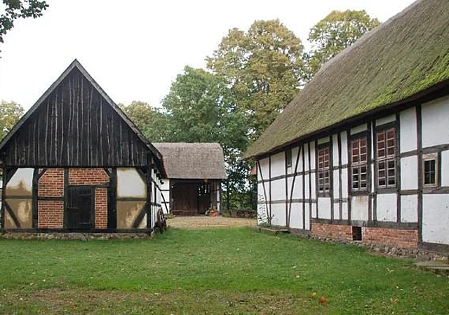 Hof Maxdorf: Hallenhaus und Schafstall