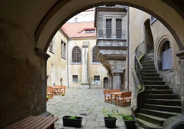 Rathaus Görlitz, Renaissance-Innenhof mit Gerichtserker