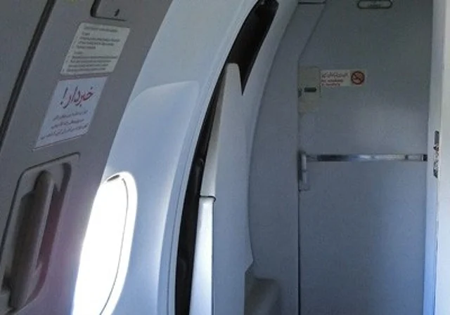 Airbus A310, Economy Class, Ein-/Ausgang und Toitellet im Heck
