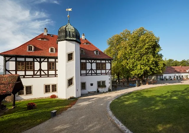 Große Weinpresse vor dem Lust- und Berghaus, Weinstube