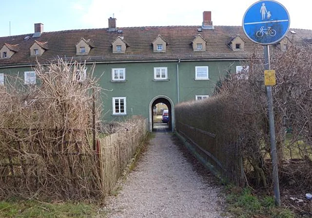 Durchgang vom Bahndamm aus