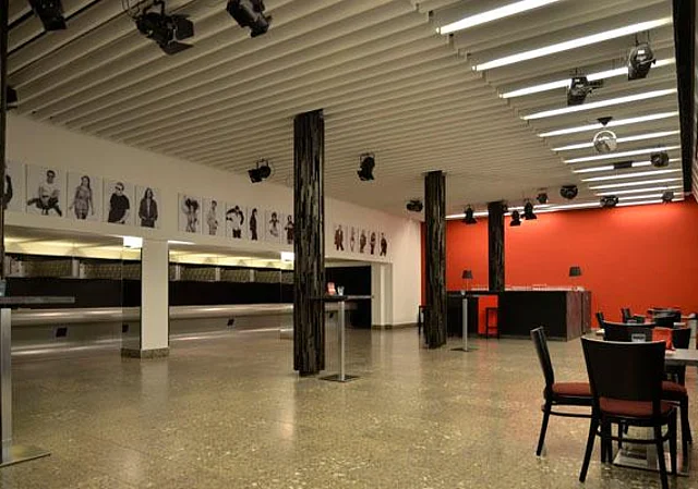 Zuschauergarberobe, Bar
