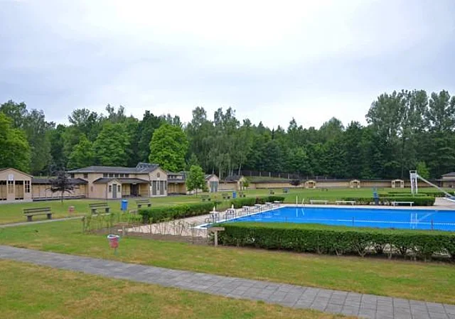 Umkleiden und 25m-Becken