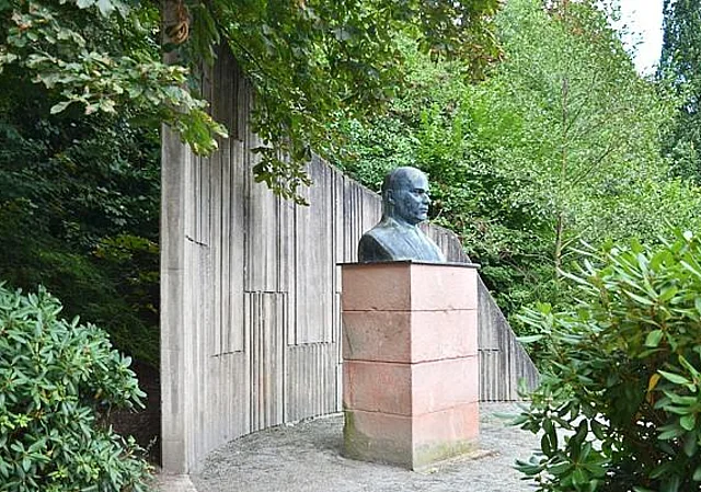 Kulturhaus Aue, Thälmann-Denkmal