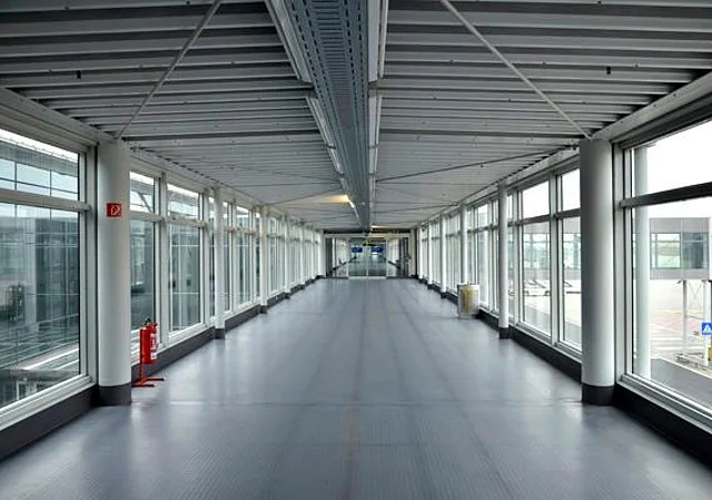 Pier, Ausblick auf Fluggastbrücken