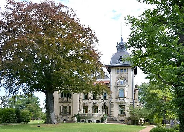 Westfassade, vom Park 