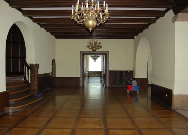 Halle mit Treppenaufgang 