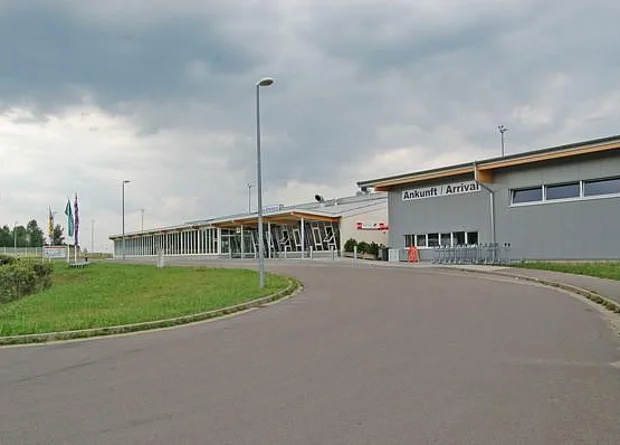 Abflughalle und Empfangsgebäude 