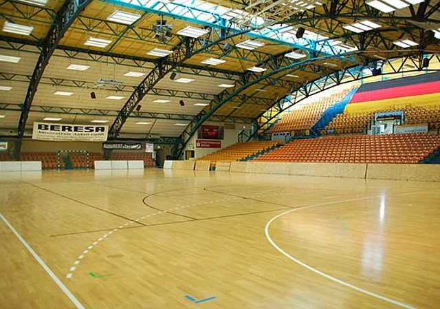Spielfeld und Tribüne