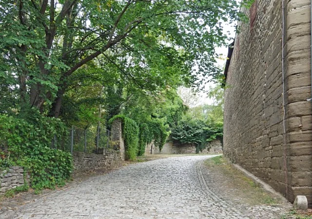 Straße zum Schlosshof