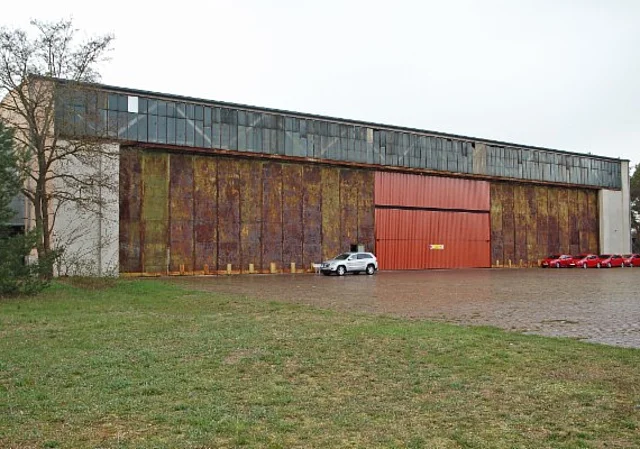 östlicher Hangar, außen