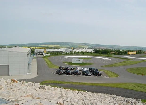 Blick zu Mehrzweckhalle und Kreisbahn 