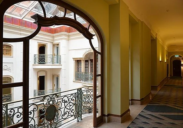 Gang, Balkon zum Atrium