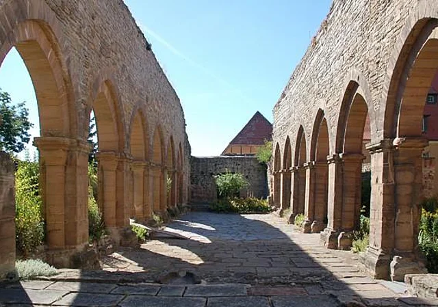 Ruine des Kirchenschiffs nach Westen